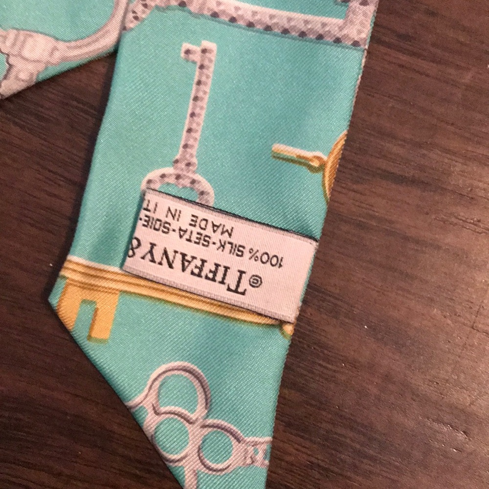 Tiffany Scarf - Picture 3 of 7